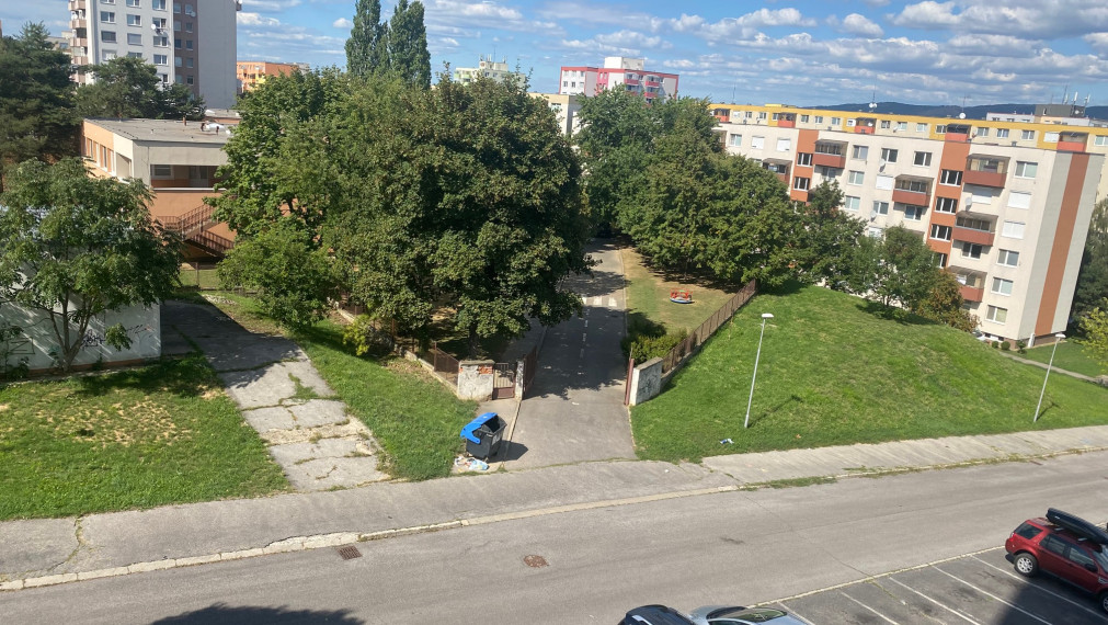 PREDANÝ - Priestranný 2. izbový byt v pôvodnom stave s balkónom