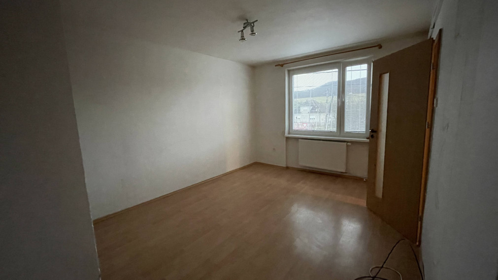 Predané - 2 izbový byt v Prievaloch s dvomi pivnicami, parkovacím miestom a vlastnou záhradou na predaj