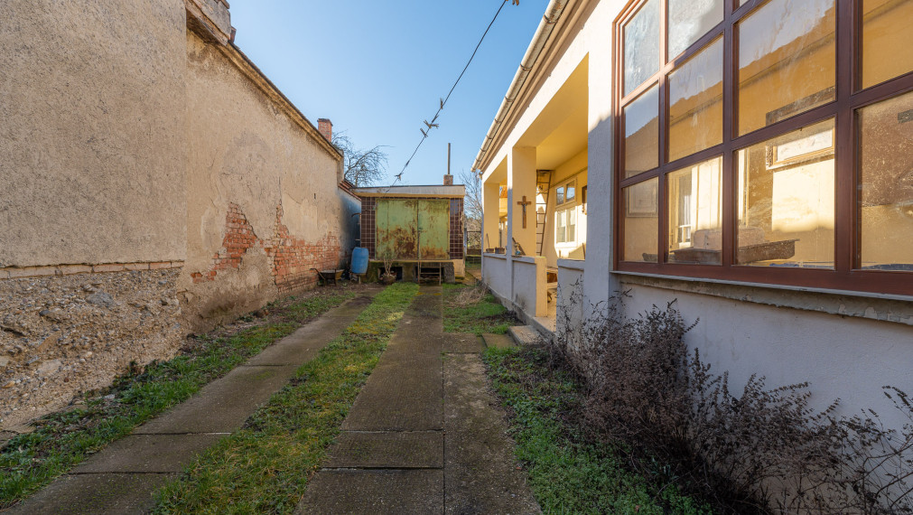 PREDANÉ - PREDAJ: starší rodinný dom, Lúčna 11, Šenkvice