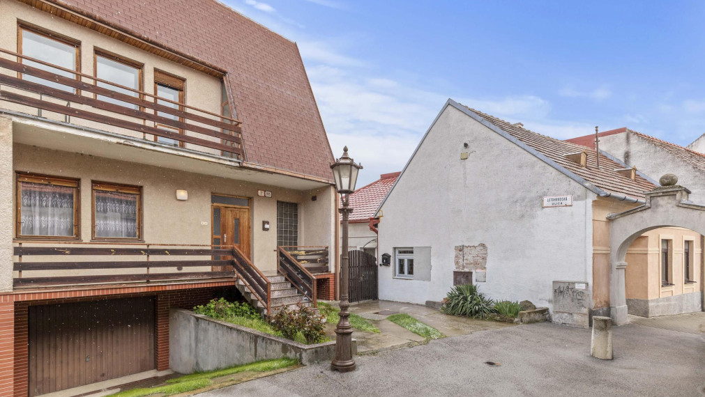 Predané-rodinný dom na predaj vo Svätom Jure, minútu od námestia, 340 000€