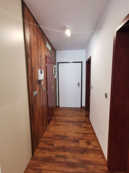 PRENAJATÉ - PRENÁJOM: 1- izbový byt 45 m2 + loggia 6 m2 s podzemným parkovacím státím, Nevädzová 6C (OC Retro), Bratislava- Ružinov