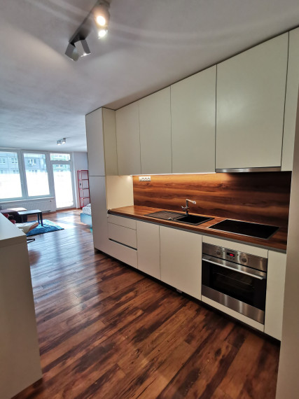 PRENAJATÉ - PRENÁJOM: 1- izbový byt 45 m2 + loggia 6 m2 s podzemným parkovacím státím, Nevädzová 6C (OC Retro), Bratislava- Ružinov