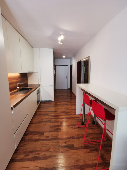 PRENAJATÉ - PRENÁJOM: 1- izbový byt 45 m2 + loggia 6 m2 s podzemným parkovacím státím, Nevädzová 6C (OC Retro), Bratislava- Ružinov