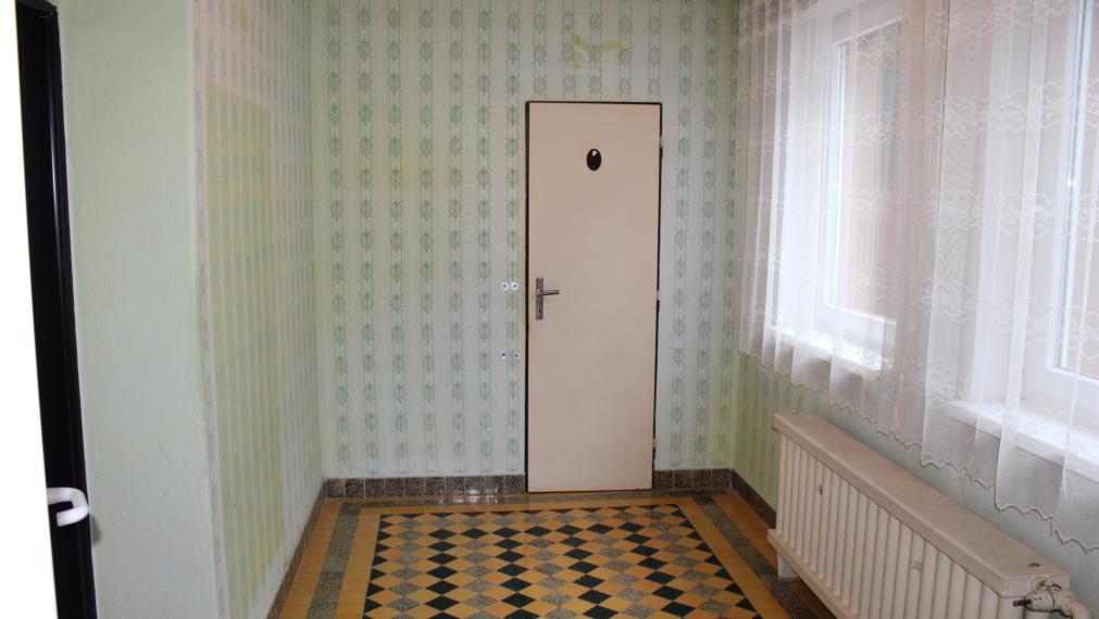 PREDANÝ - ZNÍŽENÁ CENA!!! PREDAJ: Priestranný dvojposchodový rodinný dom s veľkým pozemkom