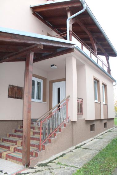 PREDANÝ - ZNÍŽENÁ CENA!!! PREDAJ: Priestranný dvojposchodový rodinný dom s veľkým pozemkom