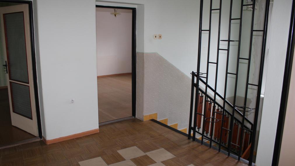 PREDANÝ - ZNÍŽENÁ CENA!!! PREDAJ: Priestranný dvojposchodový rodinný dom s veľkým pozemkom