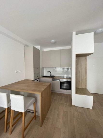 PREDANÉ-PREDAJ: 2 izbový byt, vrátane parkovacieho miesta, Stromová 9/A, Bratislava