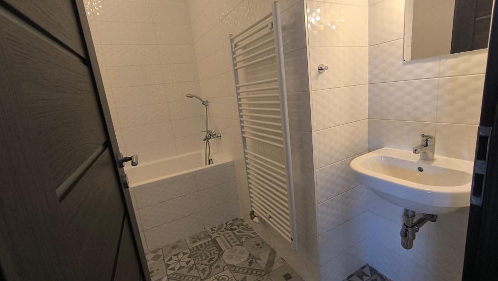 PRENÁJOM: 2- izbový byt, 55,2 m2 s garážovým parkovacím miestom, Slovenský Grob