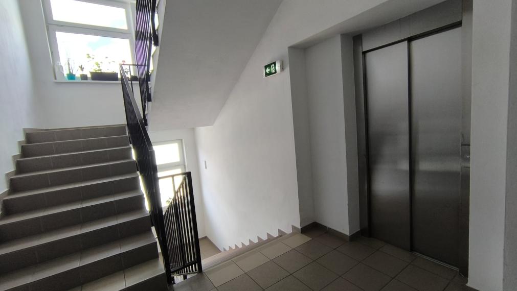 PRENÁJOM: 2- izbový byt, 55,2 m2 s garážovým parkovacím miestom, Slovenský Grob