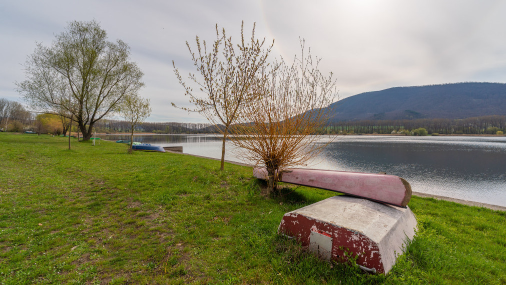 PREDANÉ-PREDAJ: Pozemok s rekreačnou chatou pri vode,  Buková