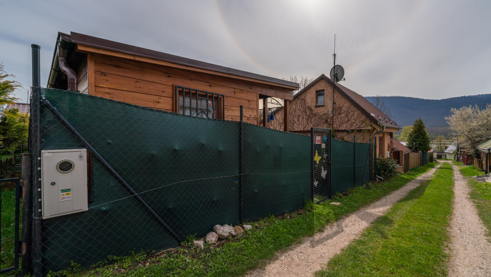 PREDANÉ-PREDAJ: Pozemok s rekreačnou chatou pri vode,  Buková