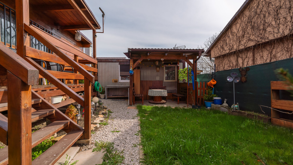 PREDANÉ-PREDAJ: Pozemok s rekreačnou chatou pri vode,  Buková