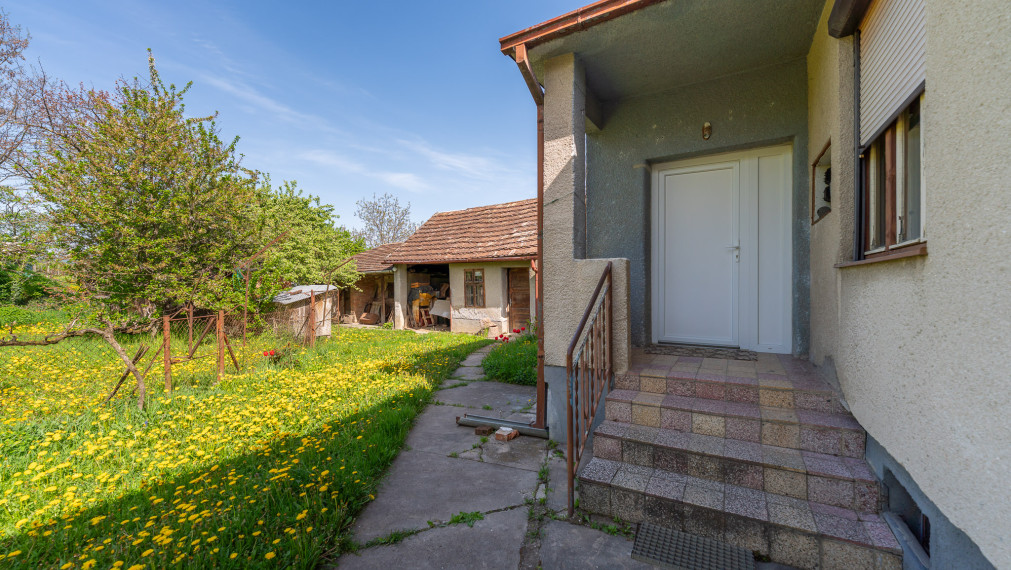 PREDANÉ - PREDAJ: starší rodinný dom s väčším pozemkom, Horná 20, Šenkvice