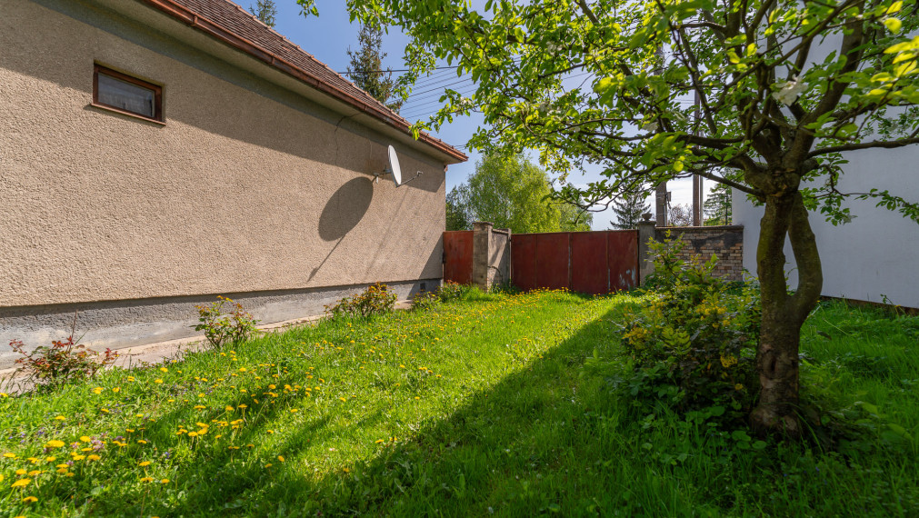 PREDANÉ - PREDAJ: starší rodinný dom s väčším pozemkom, Horná 20, Šenkvice
