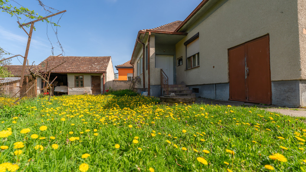 PREDANÉ - PREDAJ: starší rodinný dom s väčším pozemkom, Horná 20, Šenkvice