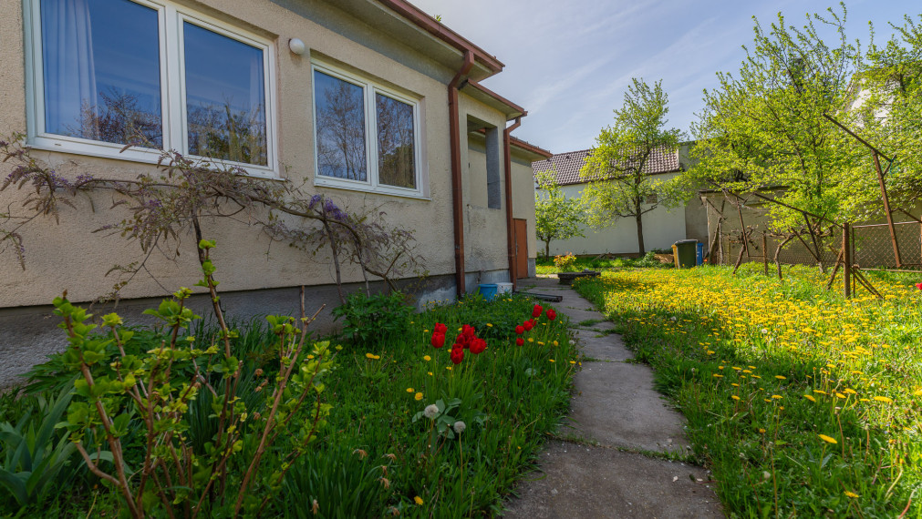 PREDANÉ - PREDAJ: starší rodinný dom s väčším pozemkom, Horná 20, Šenkvice