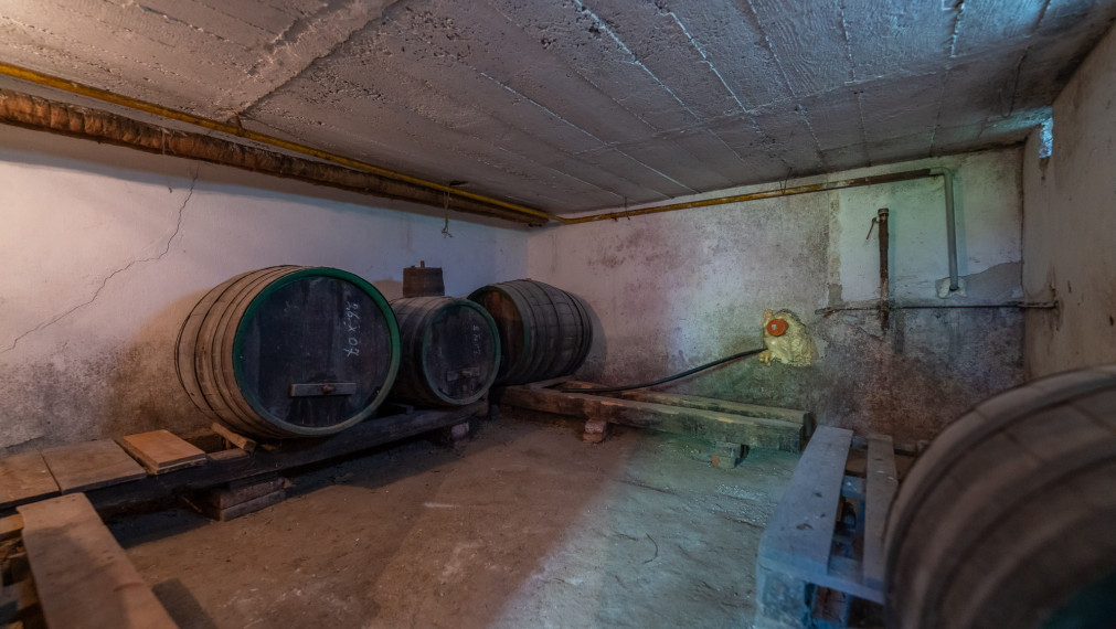 PREDANÉ - PREDAJ: starší rodinný dom s väčším pozemkom, Horná 20, Šenkvice