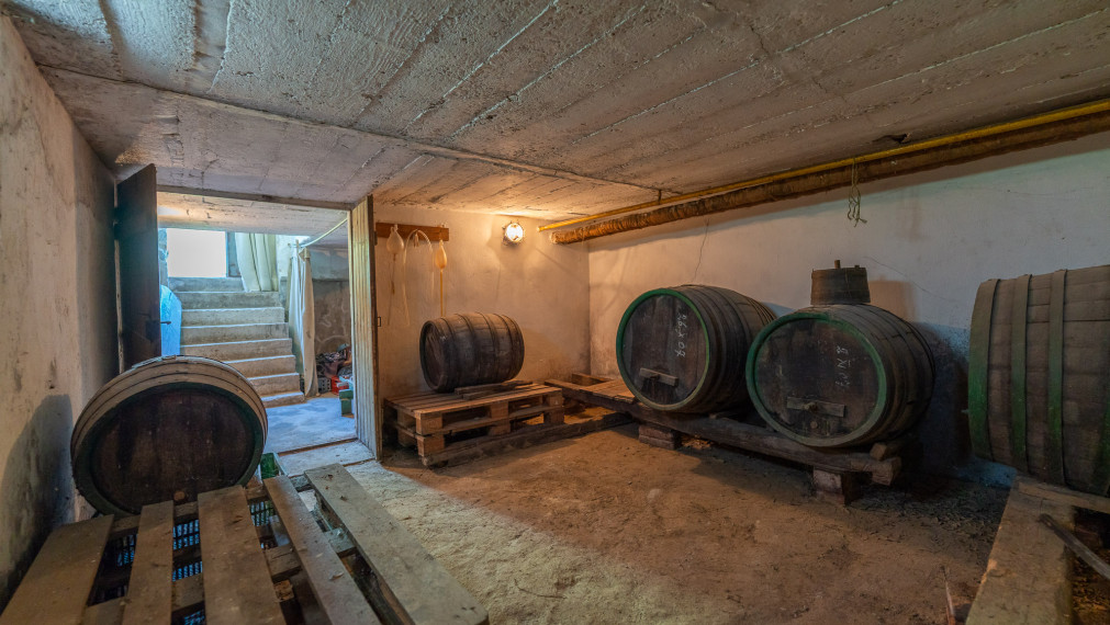 PREDANÉ - PREDAJ: starší rodinný dom s väčším pozemkom, Horná 20, Šenkvice