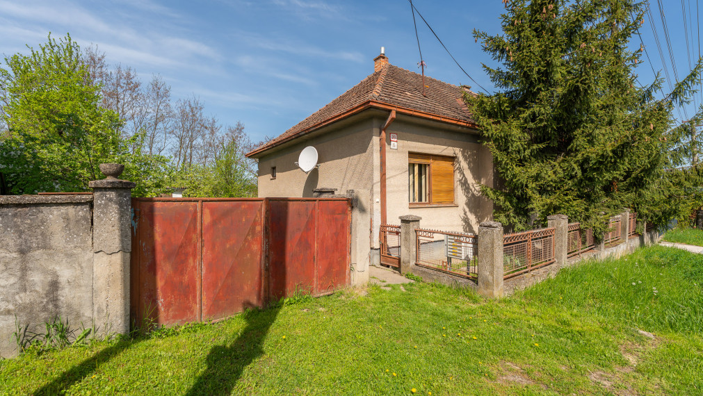 PREDANÉ - PREDAJ: starší rodinný dom s väčším pozemkom, Horná 20, Šenkvice
