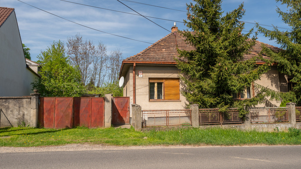 PREDANÉ - PREDAJ: starší rodinný dom s väčším pozemkom, Horná 20, Šenkvice