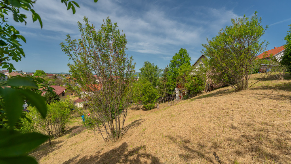 PREDAJ: stavebný pozemok, 1743 m2, Šenkvice