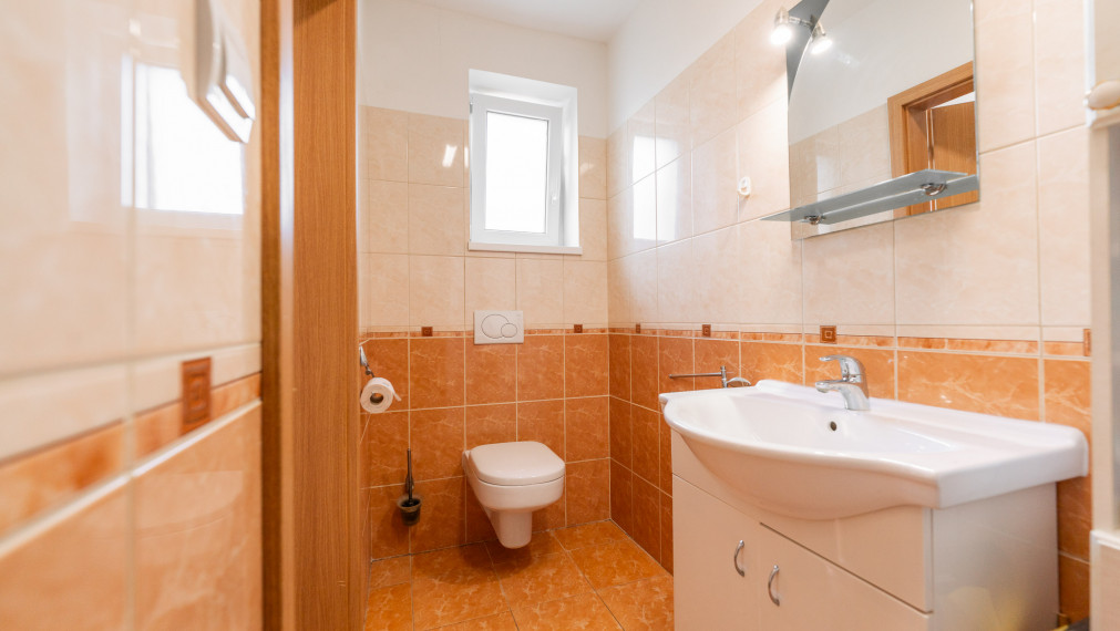 PREDAJ: 4 - izbový rodinný dom s garážou a bazénom, Štefanová