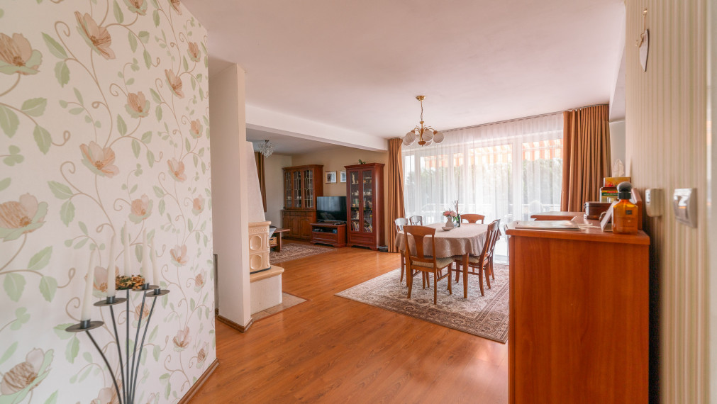 PREDAJ: 4 - izbový rodinný dom s garážou a bazénom, Štefanová