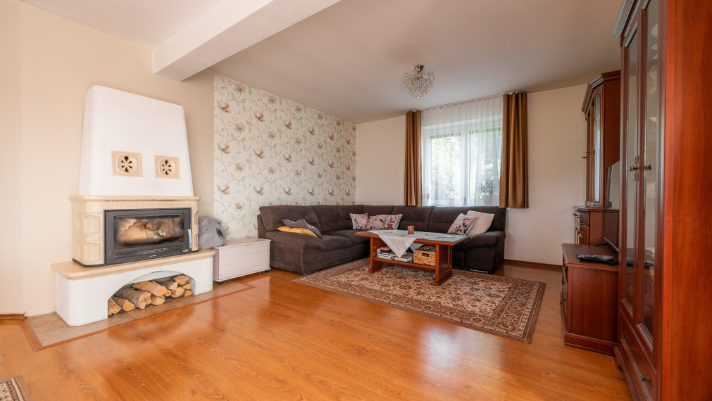 PREDAJ: 4 - izbový rodinný dom s garážou a bazénom, Štefanová