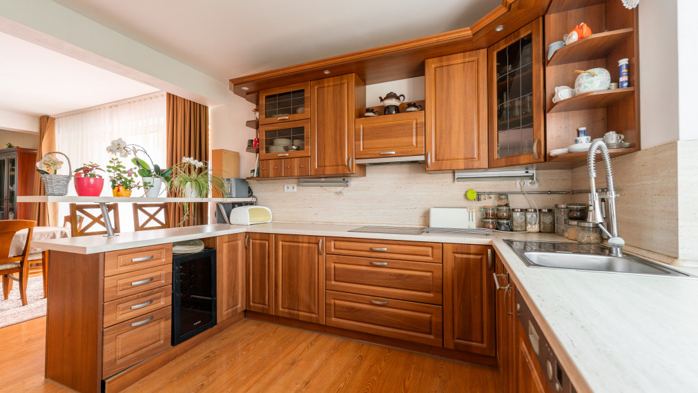 PREDAJ: 4 - izbový rodinný dom s garážou a bazénom, Štefanová