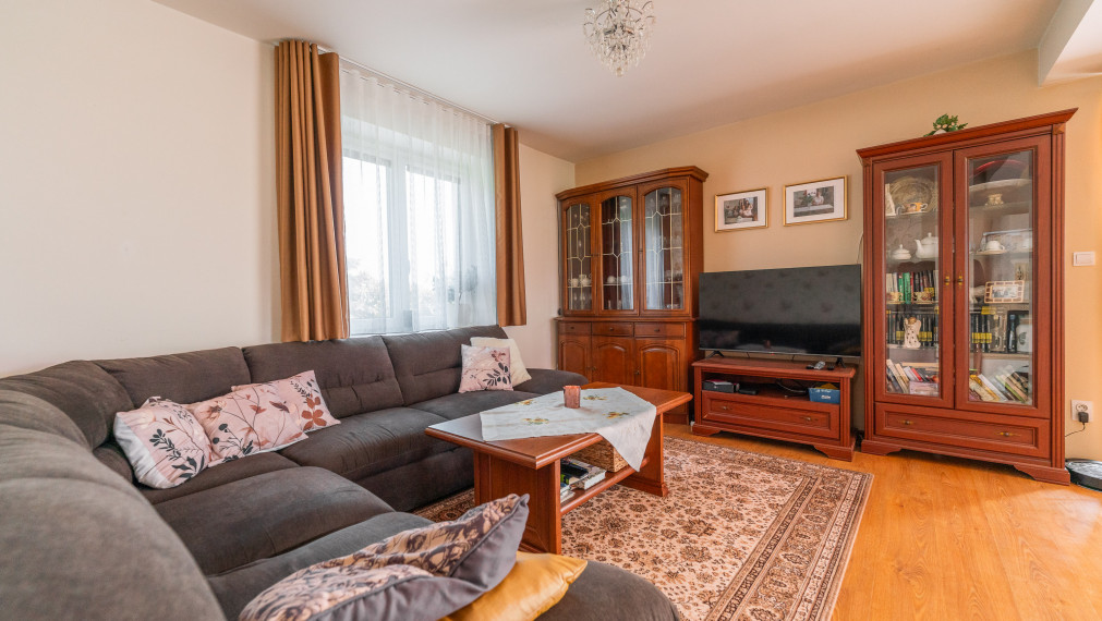 PREDAJ: 4 - izbový rodinný dom s garážou a bazénom, Štefanová