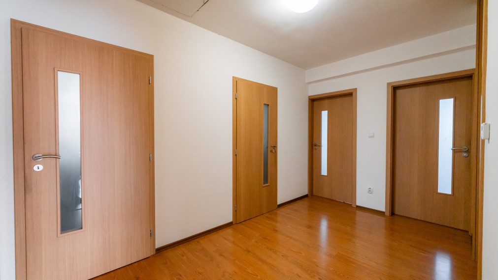 PREDAJ: 4 - izbový rodinný dom s garážou a bazénom, Štefanová