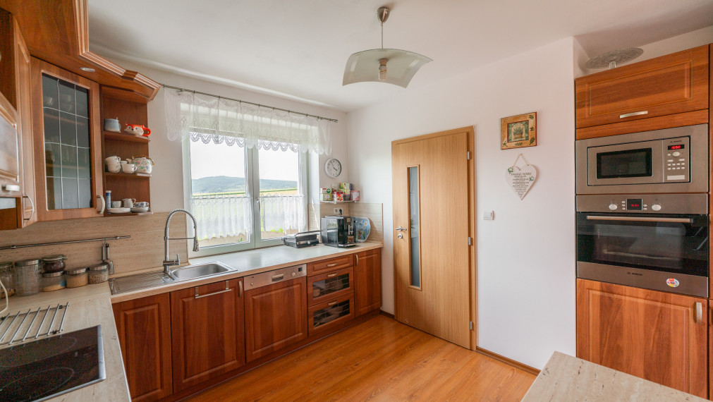 PREDAJ: 4 - izbový rodinný dom s garážou a bazénom, Štefanová