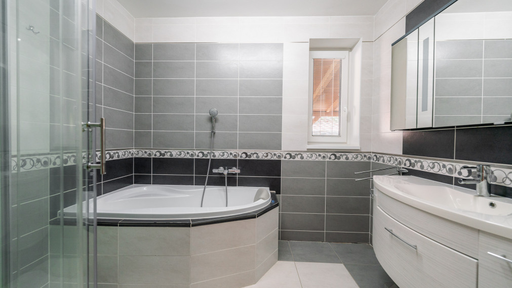 PREDAJ: 4 - izbový rodinný dom s garážou a bazénom, Štefanová