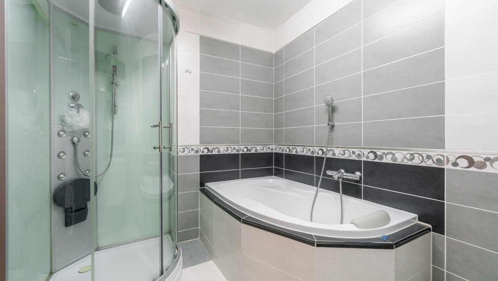 PREDAJ: 4 - izbový rodinný dom s garážou a bazénom, Štefanová