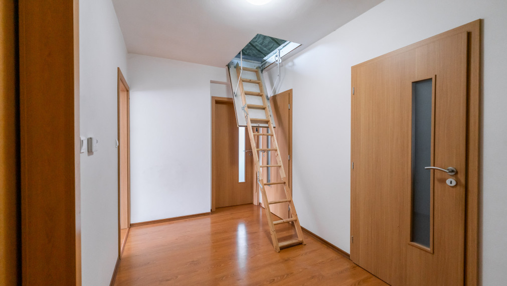 PREDAJ: 4 - izbový rodinný dom s garážou a bazénom, Štefanová