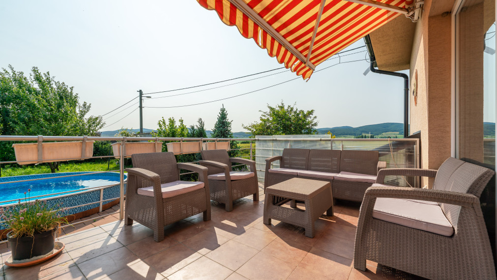 PREDAJ: 4 - izbový rodinný dom s garážou a bazénom, Štefanová