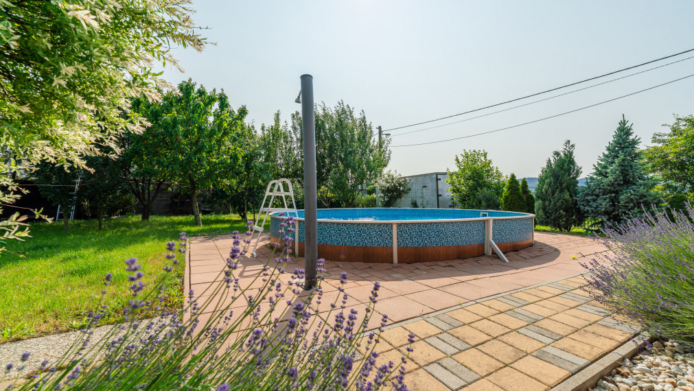 PREDAJ: 4 - izbový rodinný dom s garážou a bazénom, Štefanová