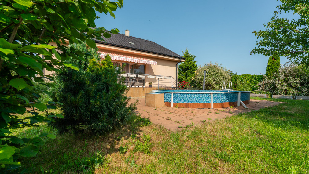 PREDAJ: 4 - izbový rodinný dom s garážou a bazénom, Štefanová