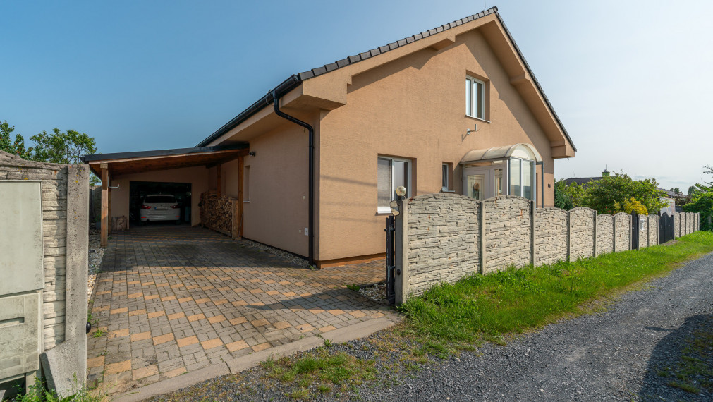 PREDAJ: 4 - izbový rodinný dom s garážou a bazénom, Štefanová