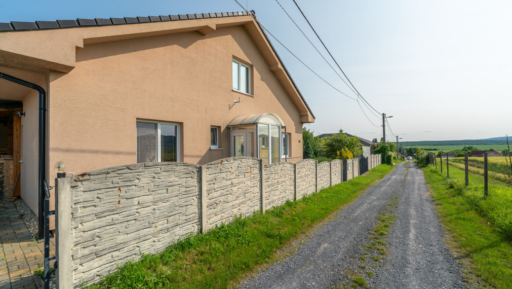 PREDAJ: 4 - izbový rodinný dom s garážou a bazénom, Štefanová