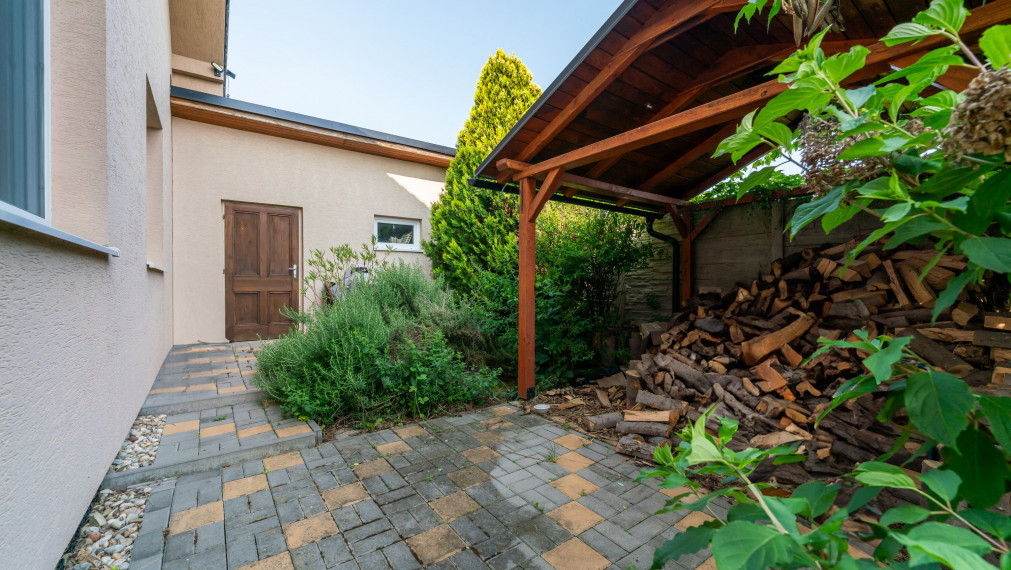 PREDAJ: 4 - izbový rodinný dom s garážou a bazénom, Štefanová