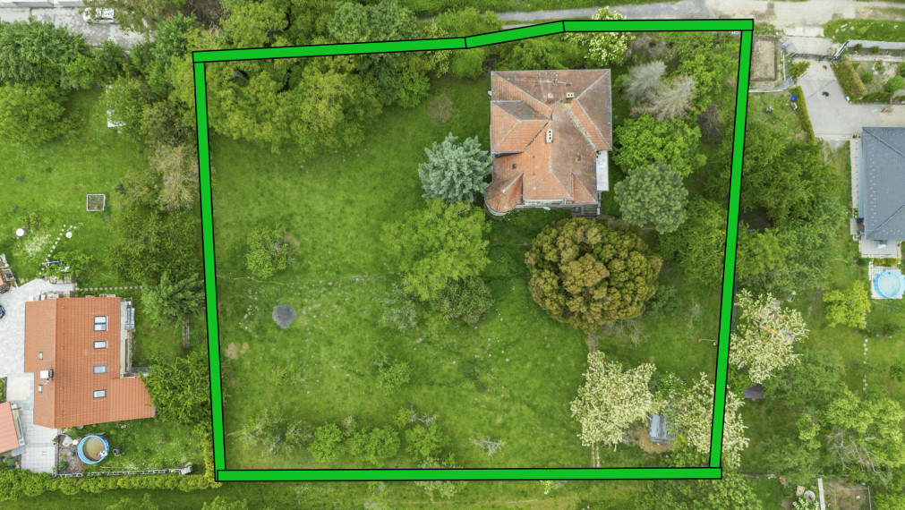 Sídlo pod Červeným Kameňom na krásnom pozemku 3567m²