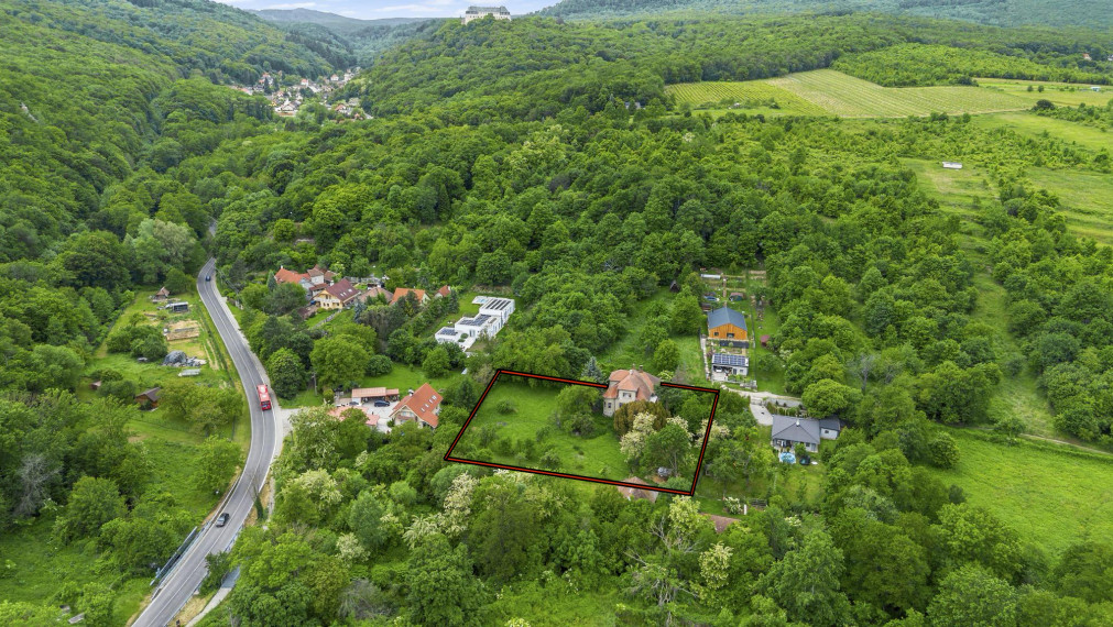 Sídlo pod Červeným Kameňom na krásnom pozemku 3567m²