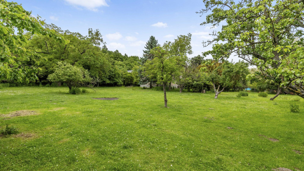 Sídlo pod Červeným Kameňom na krásnom pozemku 3567m²