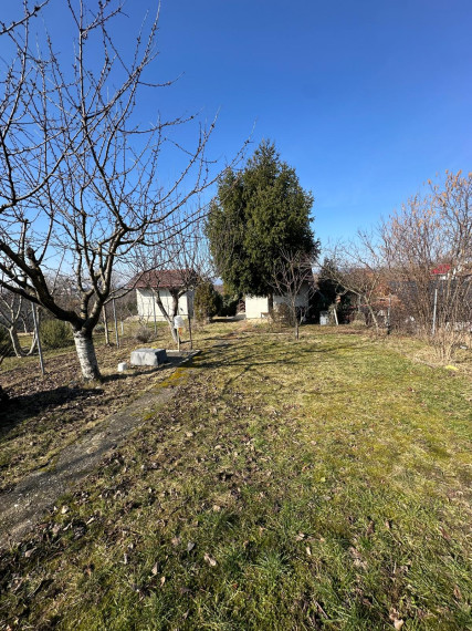 PREDAJ: Záhrada s murovanou chatkou, 338 m2, Šenkvice (Hájičky)