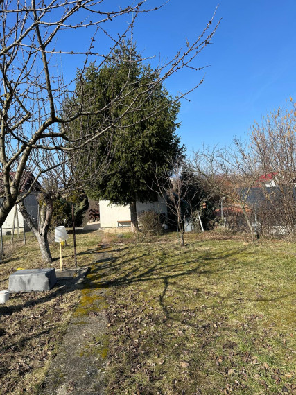 PREDAJ: Záhrada s murovanou chatkou, 338 m2, Šenkvice (Hájičky)