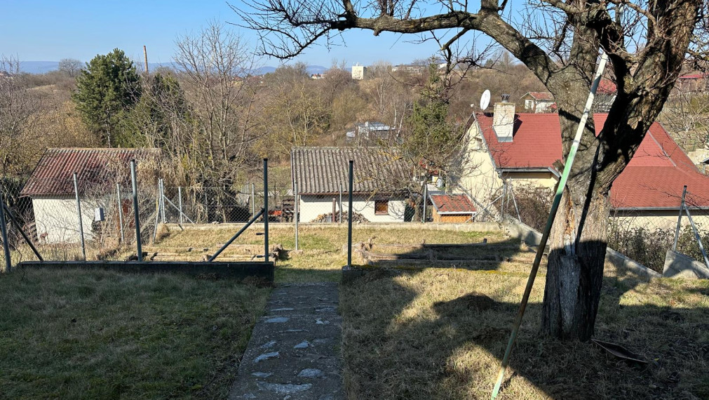 PREDAJ: Záhrada s murovanou chatkou, 338 m2, Šenkvice (Hájičky)
