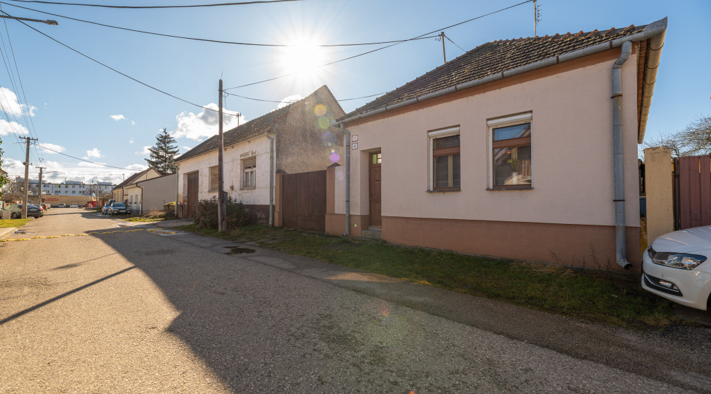 PREDANÉ - PREDAJ: starší rodinný dom, Lúčna 11, Šenkvice