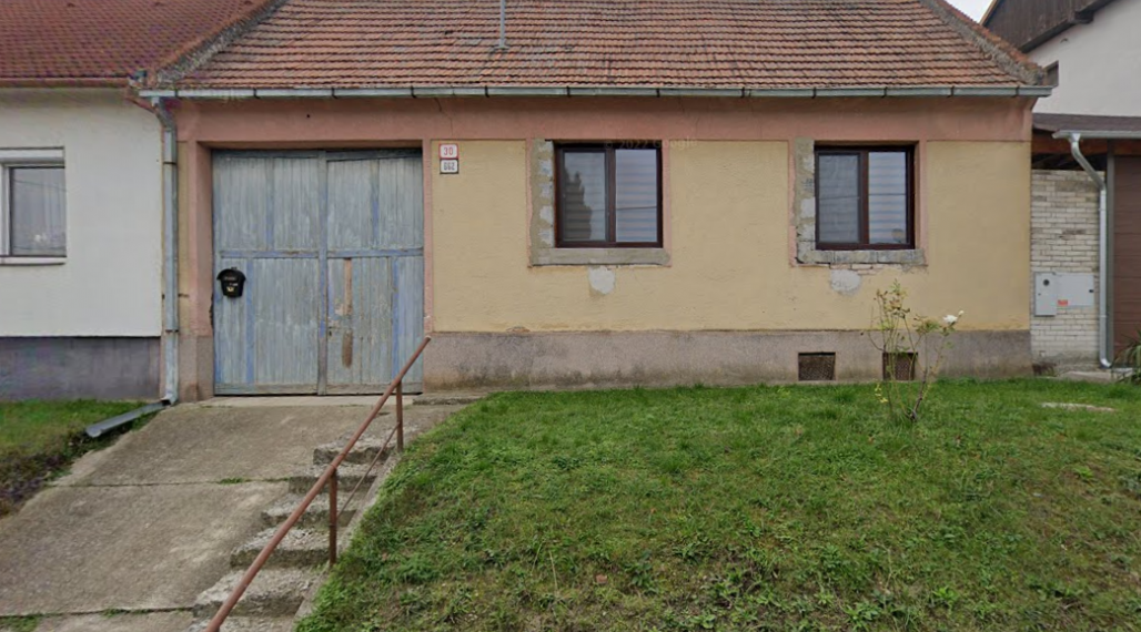 ZNÍŽENÁ CENA !!! Predaj rodinného domu v Šenkviciach s veľkým pozemkom