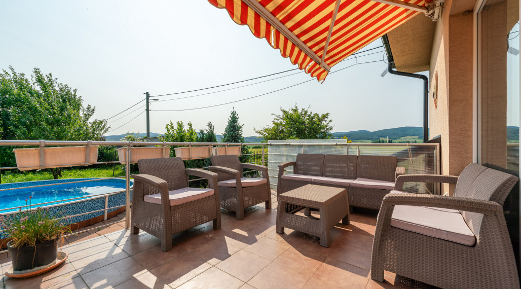 PREDAJ: 4 - izbový rodinný dom s garážou a bazénom, Štefanová